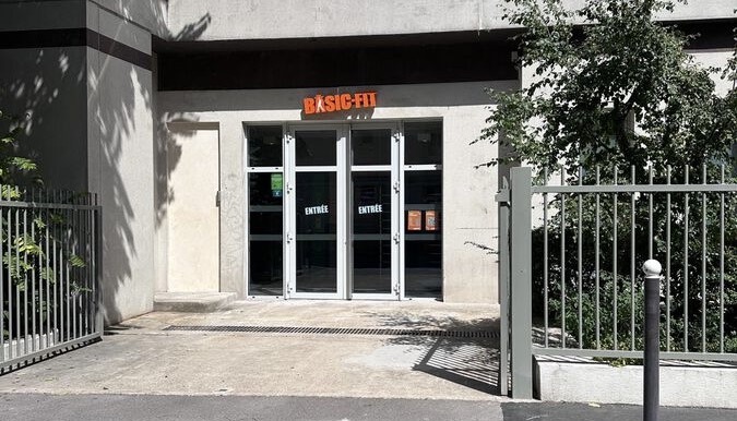Entrée de Basic-Fit Javel, avec l’enseigne au-dessus des portes vitrées